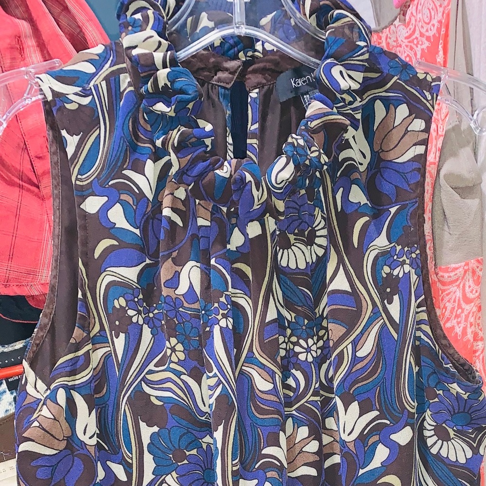 Sleeveless high collar blouse